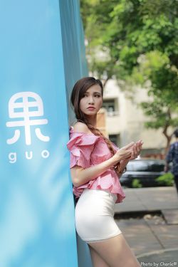 含着她两个硕大的乳峰图片